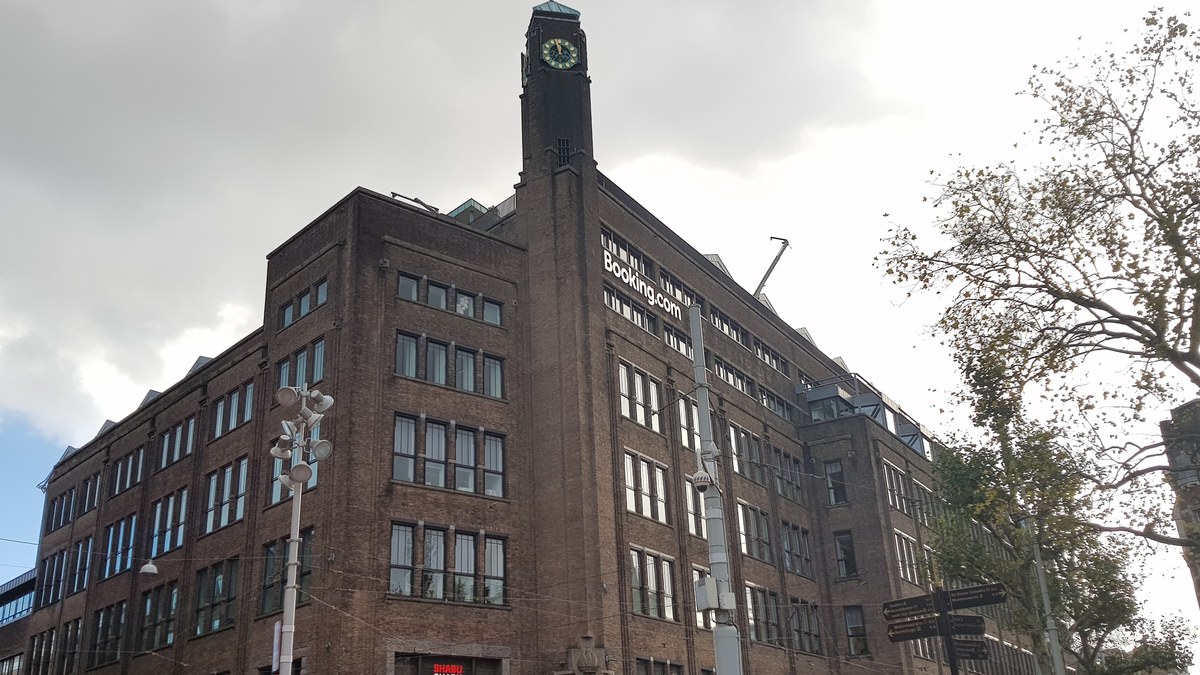 Amsterdam'da cephesinde Booking.com yazan ofis binası (temsili)