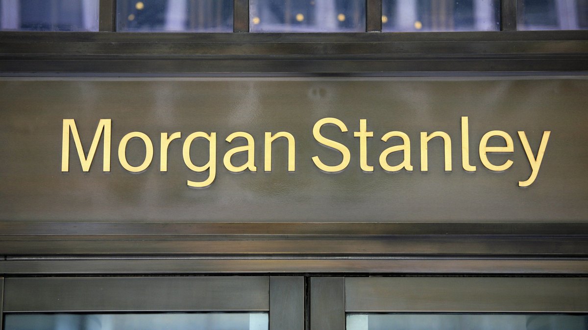 New York'taki Morgan Stanley genel merkezinin girişindeki altın harfli «Morgan Stanley» yazısı (temsili, 2011)