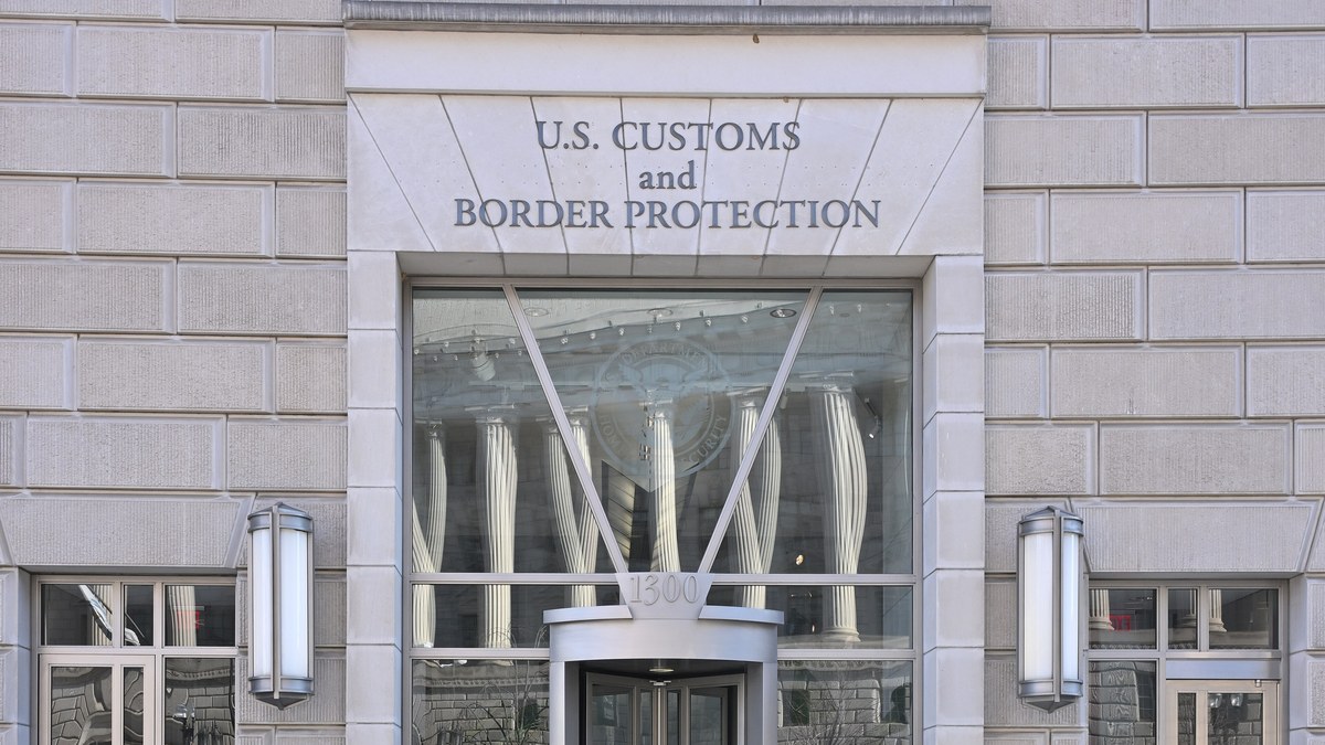 Washington'da ABD Gümrük ve Sınır Koruma (CBP) ofislerinin girişi; cephede «U.S. Customs and Border Protection» yazısı (temsili görsel)
