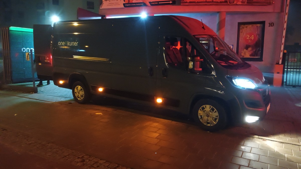 E-ticaret kargo dolabına paket yerleştirilirken (temsili)