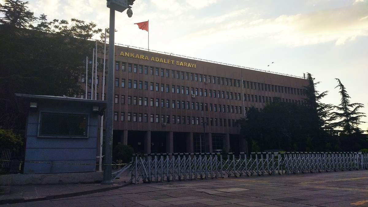 Ankara Adalet Sarayı binası ve tabelası