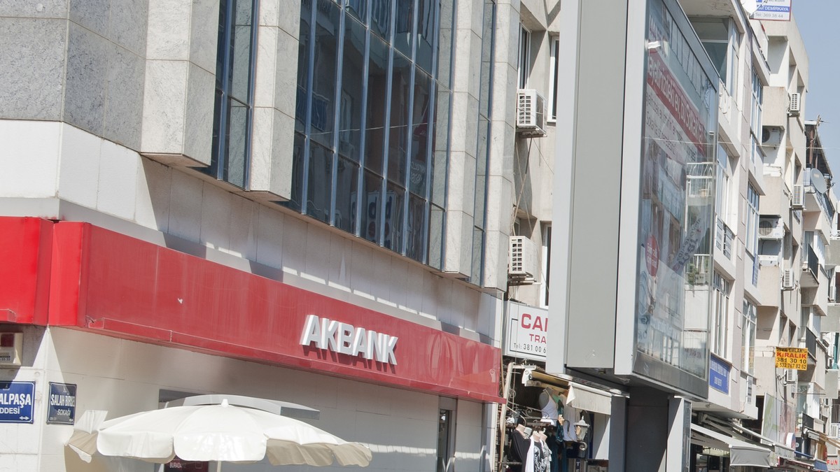 Kırmızı cephe bandında Akbank yazısı bulunan bir banka şubesi (temsili fotoğraf)