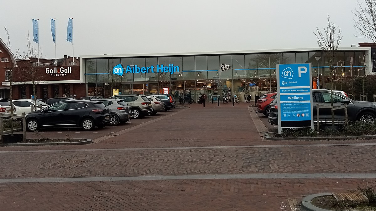Hollanda'da Albert Heijn süpermarketi, yanında Gall & Gall ve Etos tabelaları ile otopark (temsili, Şubat 2026)