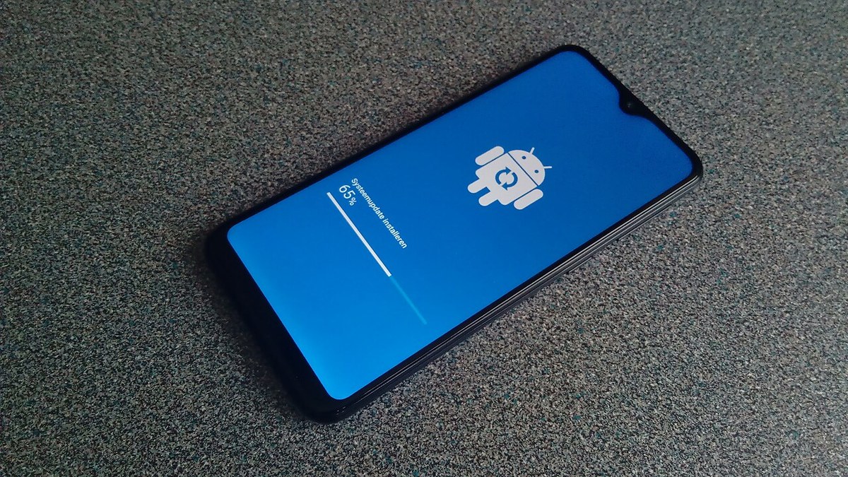 Siyah akıllı telefon ekranında Android sistem güncellemesi kurulumu ve ilerleme çubuğu (temsili)