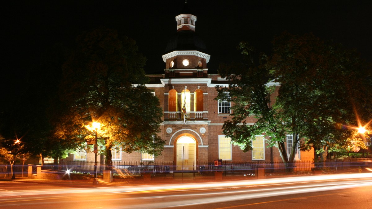 Annapolis'teki Anne Arundel County Courthouse binasının gece dış görünümü (temsili)