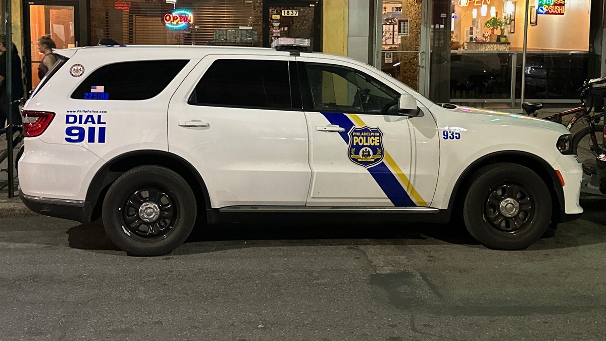 Philadelphia Polis Departmanı arması taşıyan beyaz polis aracı, gece bir caddede park hâlinde (temsili fotoğraf)