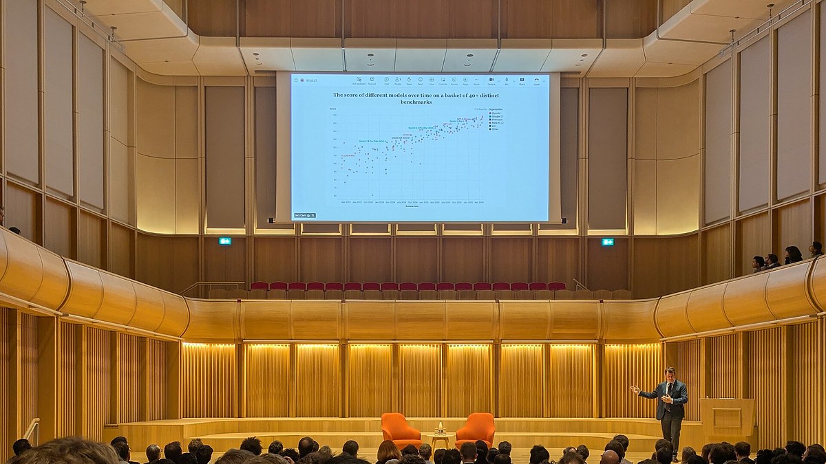 Anthropic kurucu ortağı Jack Clark Oxford'da konuşurken perdede yapay zekâ modellerinin 40'tan fazla testteki puan grafiği (temsili)