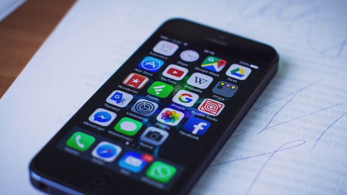 Masada duran bir iPhone'un ana ekranında App Store simgesi ve diğer uygulamalar (temsili)