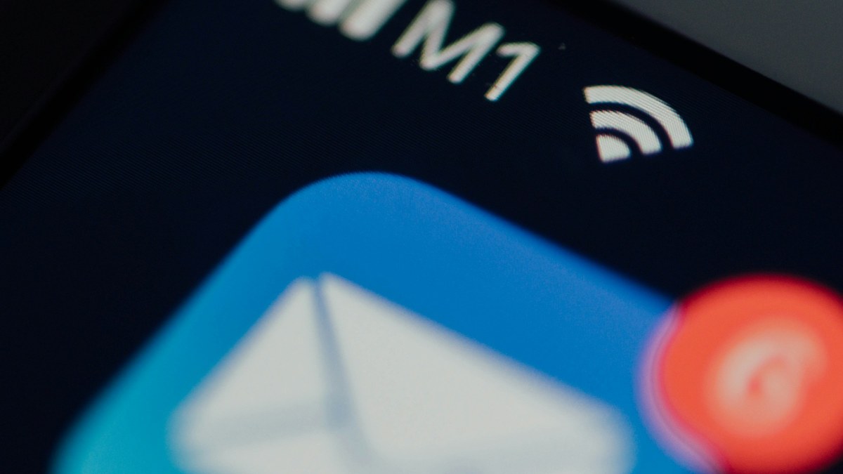 iPhone ekranında mavi Apple Mail uygulaması ikonu ve kırmızı bildirim rozeti (temsili)