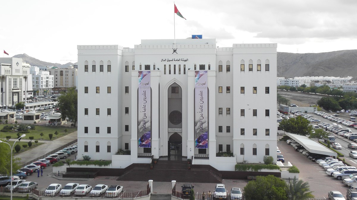 Maskat'ta Umman bayrağı dalgalanan beyaz Sermaye Piyasası Kurumu binası; Muscat Securities Market fotoğrafı, 2009 (temsili)
