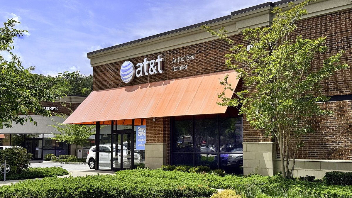 Cephesinde AT&T logosu bulunan bir AT&T yetkili satış mağazası