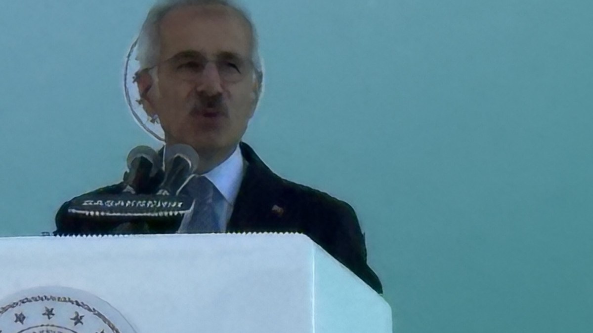 Ulaştırma ve Altyapı Bakanı Abdulkadir Uraloğlu kürsüde konuşurken (temsili, Haziran 2026)