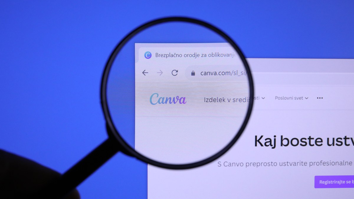 Büyüteç altında Canva web sitesinin logosu (temsili)