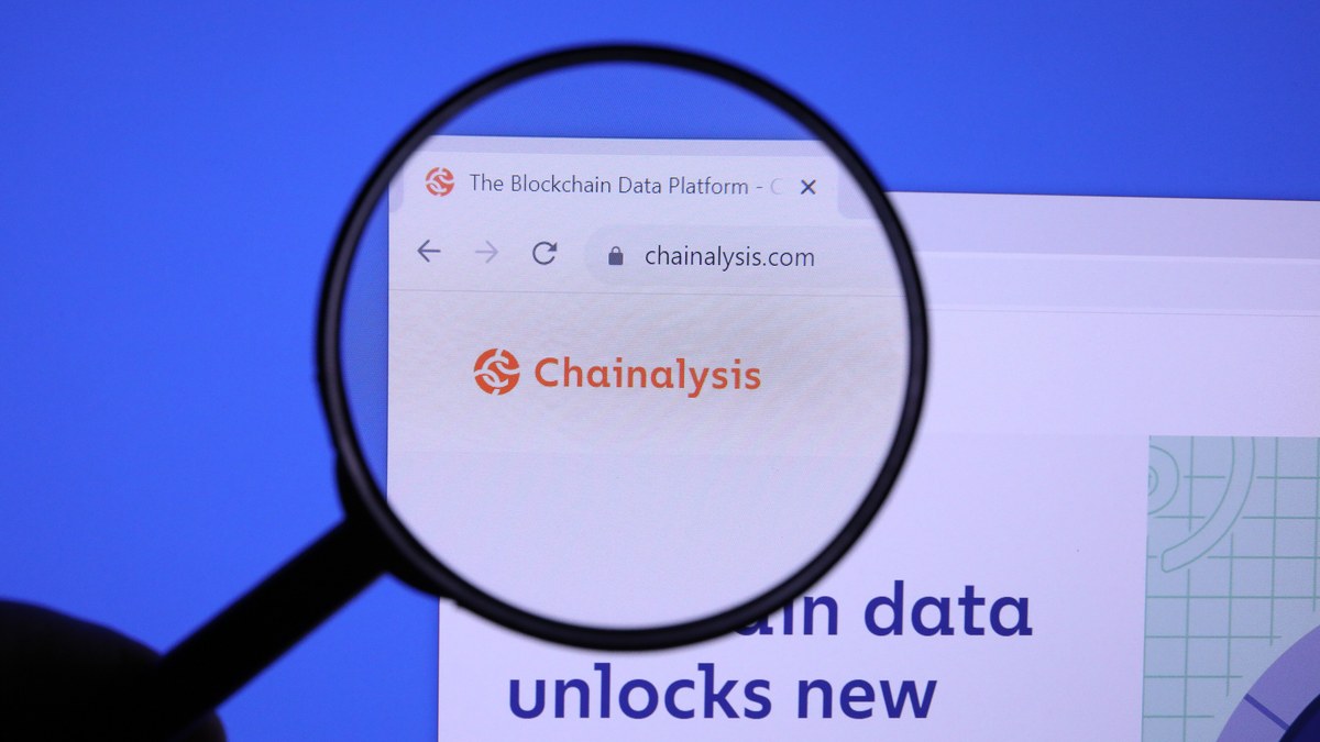 Büyüteç altında Chainalysis web sitesinin adres çubuğu ve logosu (temsili görsel, 2023)