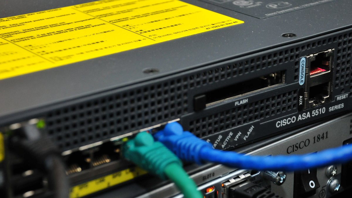 Rafta kablolu bir Cisco ASA 5510 güvenlik duvarının ön paneli; ASA ailesini gösteren temsili fotoğraf (açıktan etkilenen sürüm ya da cihaz olduğu anlamına gelmez)