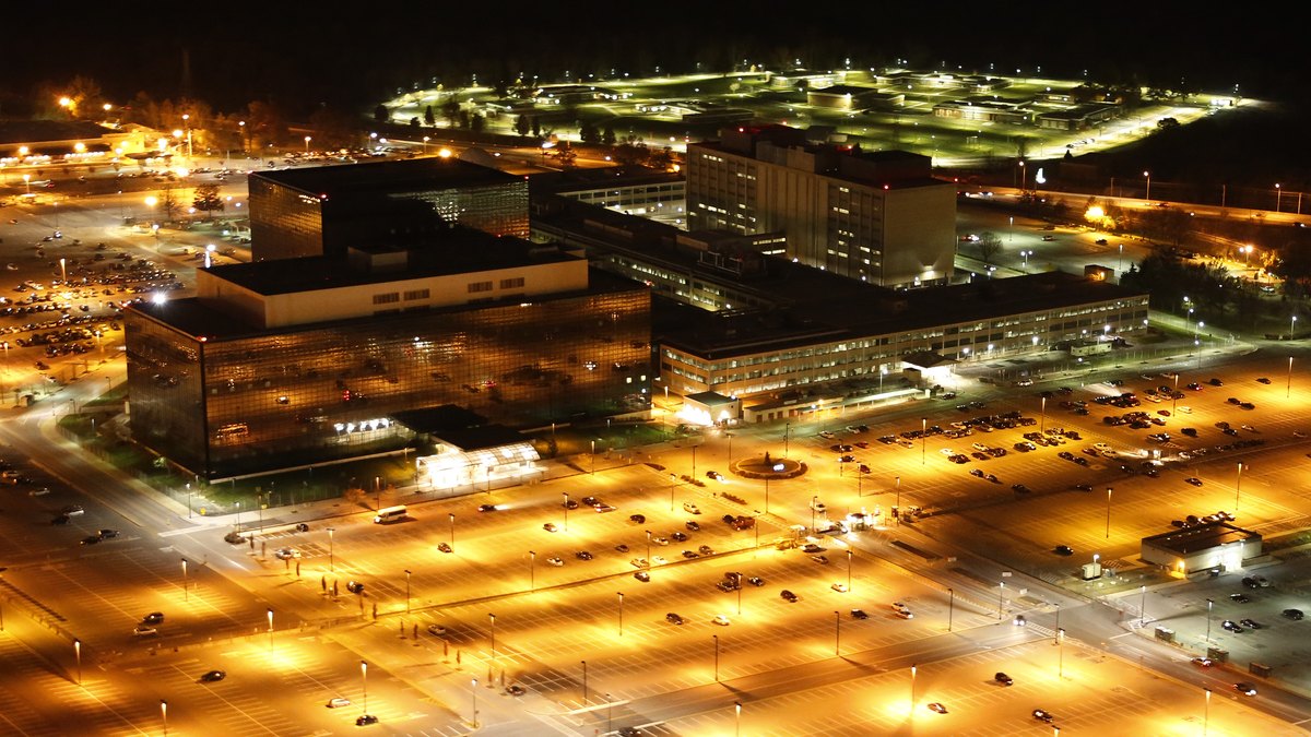 ABD Ulusal Güvenlik Ajansı'nın (NSA) Fort Meade, Maryland'deki genel merkezinin gece havadan görünümü (arşiv, temsili)