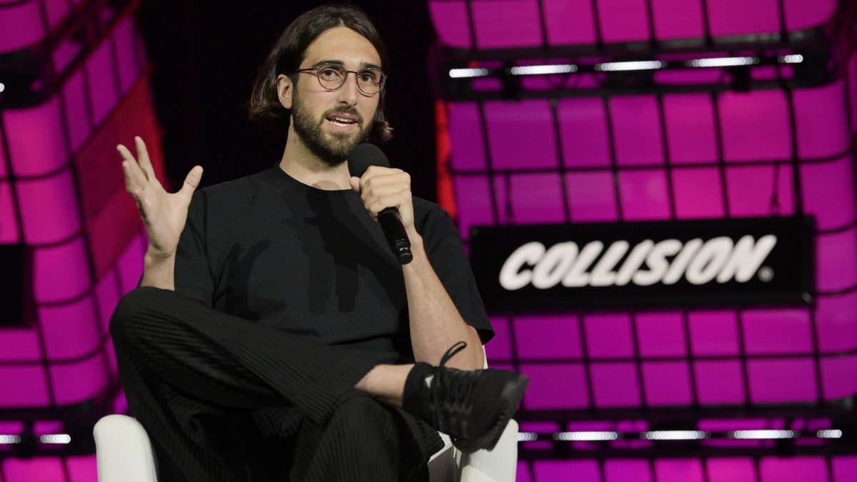 Cohere kurucu ortağı ve CEO'su Aidan Gomez, Collision 2023 sahnesinde konuşurken (temsili)