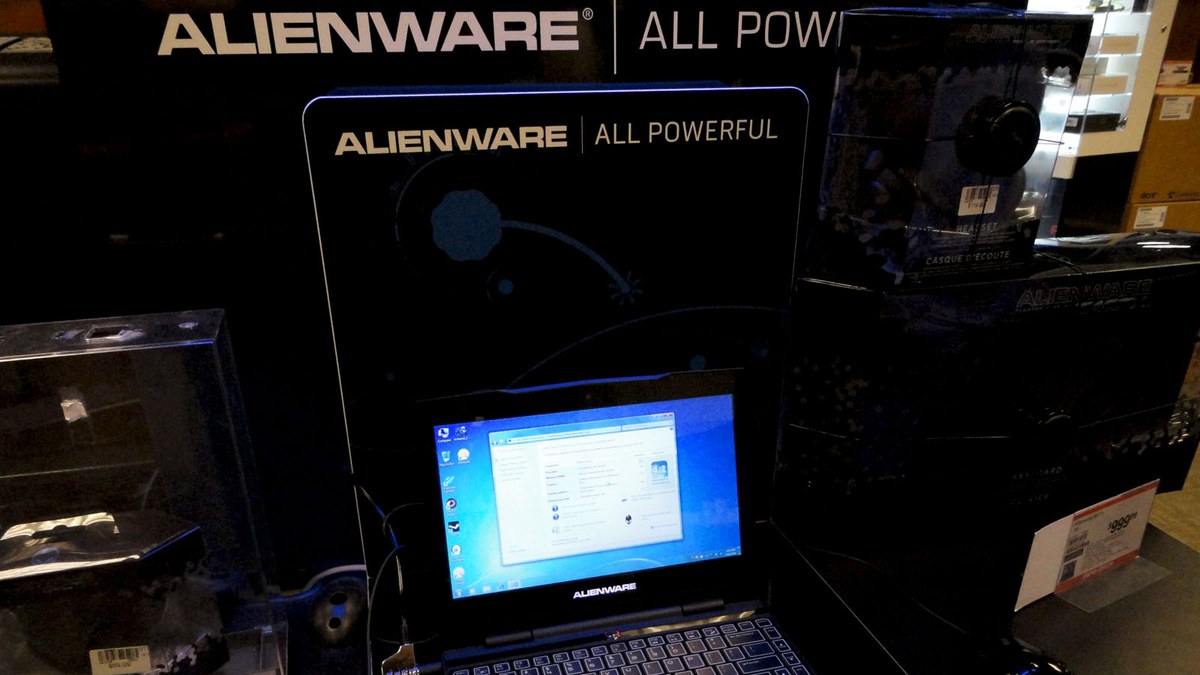 Bir mağazada sergilenen Alienware dizüstü bilgisayar ve marka standı (temsili)