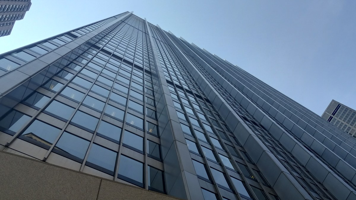 DriveWealth'in New York merkez adresi olan Manhattan'daki 28 Liberty Street gökdeleninin aşağıdan görünen cam ve alüminyum cephesi