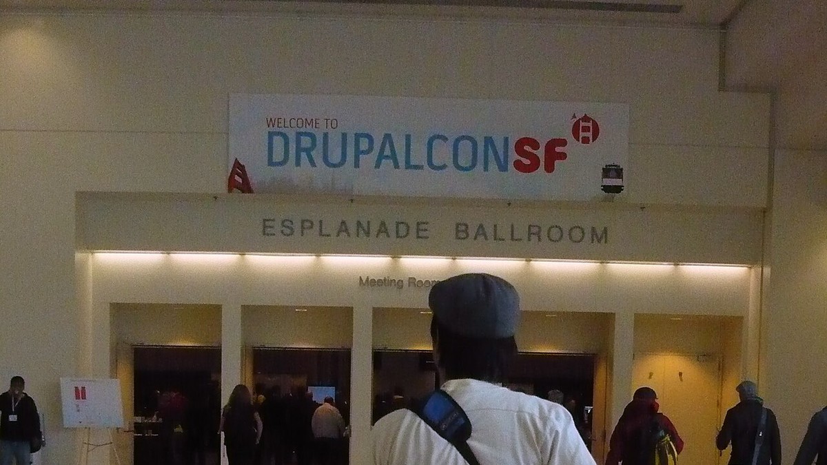 DrupalCon San Francisco girişinde 'WELCOME TO DRUPALCON SF' pankartı ve Druplicon logosu (arşiv fotoğrafı)
