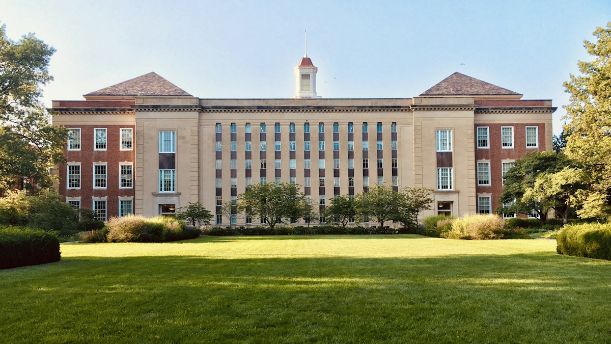 Üniversite kampüsü — temsili Unsplash fotoğrafı (DTU Danimarka Teknik Üniversitesi veri ihlali haberi kapak görseli).