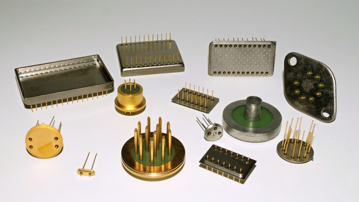Altın ve metal kaplı, cam sızdırmazlıklı pinleri olan çeşitli hermetik elektronik paketler (temsili fotoğraf)