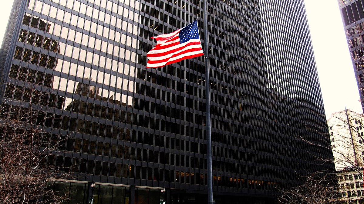 Chicago'daki Everett McKinley Dirksen Federal Adliyesi ve önündeki ABD bayrağı