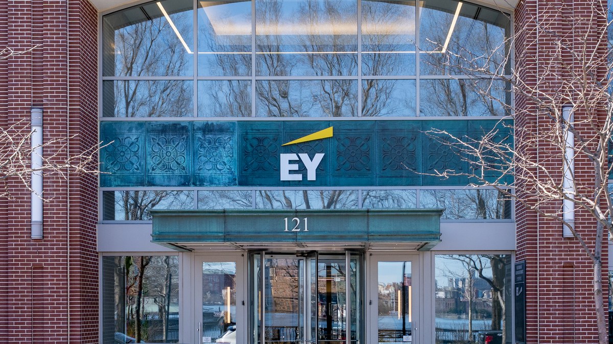 EY'nin Hoboken'daki ofis binasının girişi; tuğla cephenin ortasında yeşil panel üzerinde EY logosu, altında 121 numaralı cam giriş