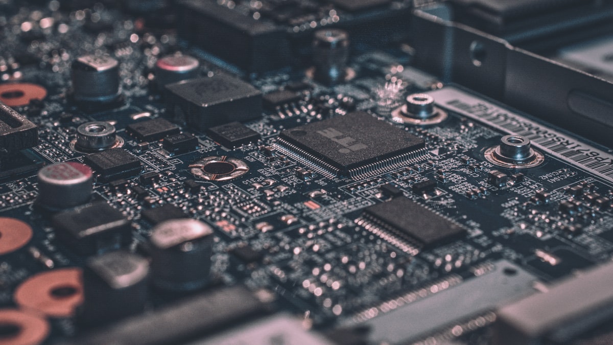 Temsili elektronik/devre kartı — editoryal stok fotoğraf; F5 ürünü veya olay görüntüsü değildir