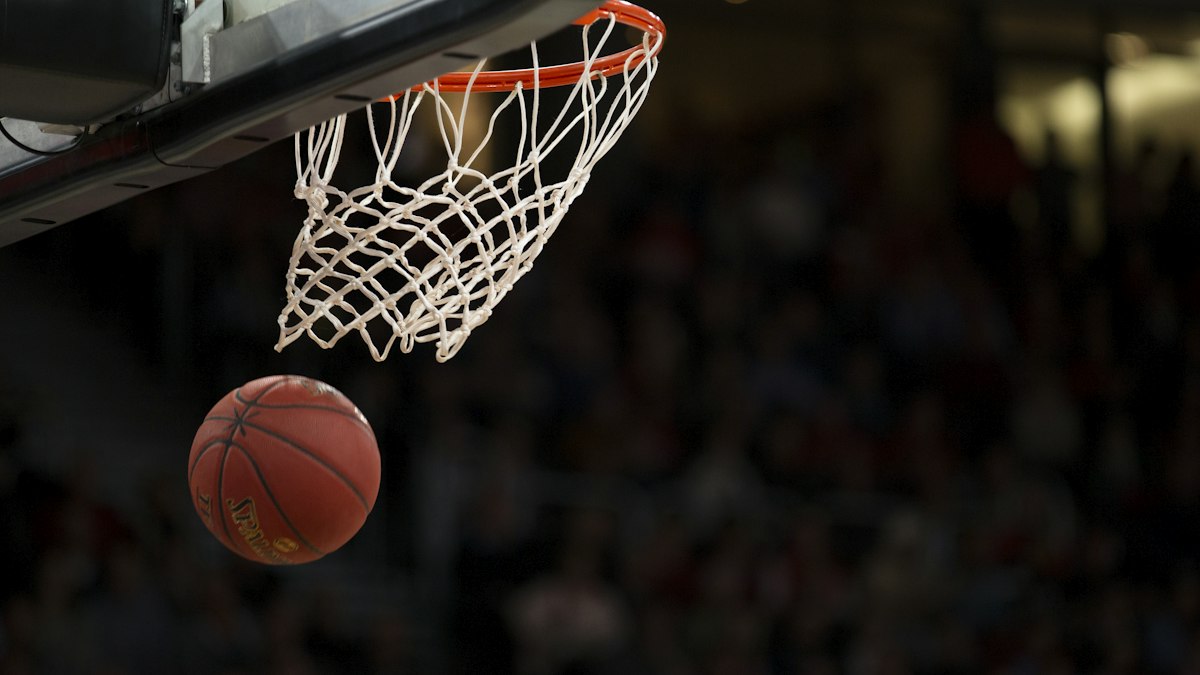 Basketbol potası ve top — temsili editoryal spor fotoğrafı; Fanatics tesisi veya olay görüntüsü değildir