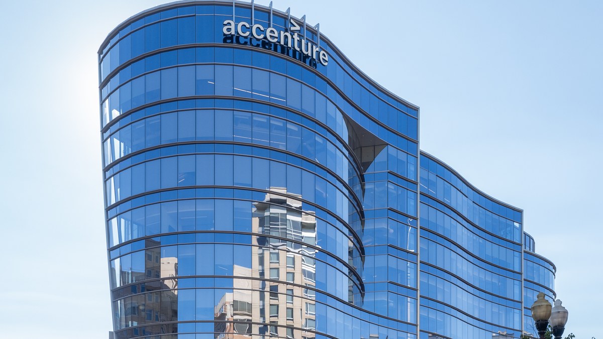 Arlington, Virginia'da cephesinde Accenture logosu bulunan kavisli mavi cam ofis binası, açık gökyüzü altında