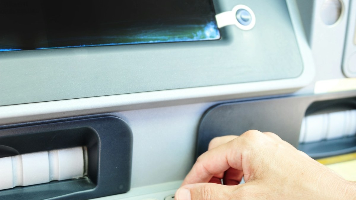 Temsili ATM nakit çıkış yuvası — Canelon Aguirre veya Nebraska duruşması gerçek görüntüsü değildir