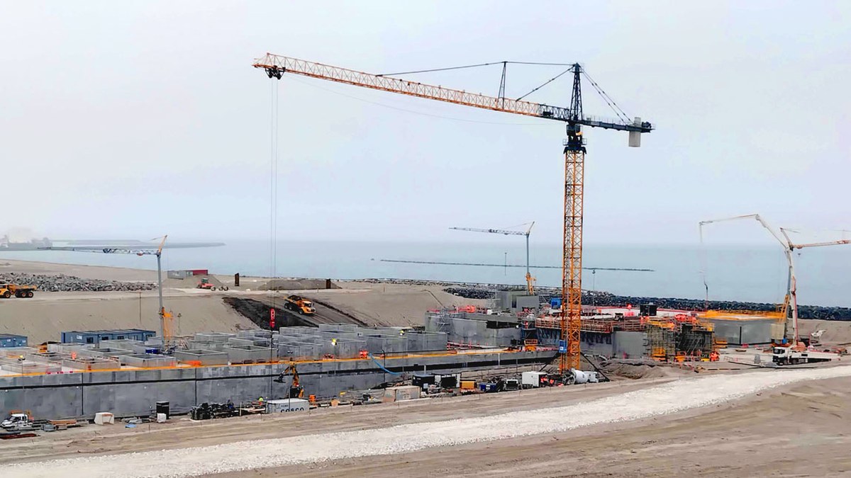 Fehmarnbelt tünelinin Danimarka tarafındaki Rødbyhavn girişinde inşaat vinçleri ve beton tünel yapıları (temsili, Mayıs 2025)