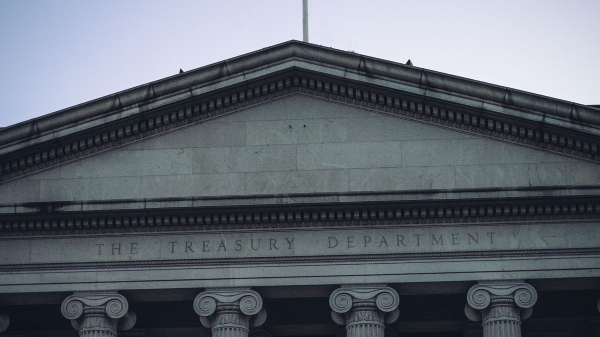 ABD Hazine Bakanlığı binasının cephesinde "THE TREASURY DEPARTMENT" yazısı ve İyon sütun başlıkları