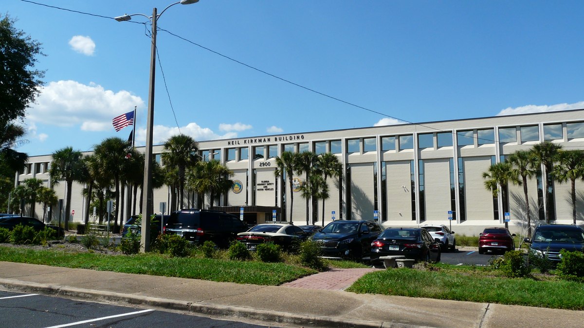Tallahassee'deki Neil Kirkman Binası: Florida Karayolu Güvenliği ve Motorlu Taşıtlar Dairesi (FLHSMV) genel merkezi