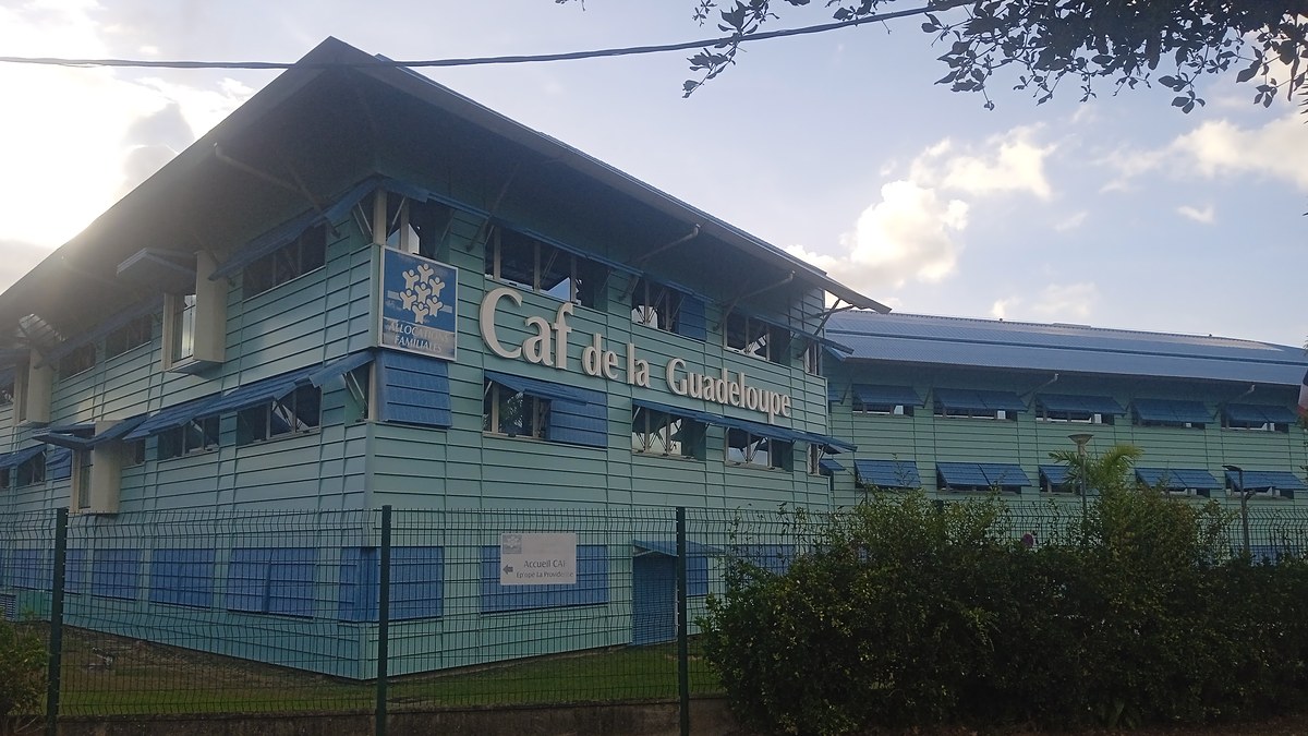Guadeloupe'taki aile yardımı kurumu binasının cephesinde Caf de la Guadeloupe yazısı ve Allocations familiales logosu (temsili fotoğraf)