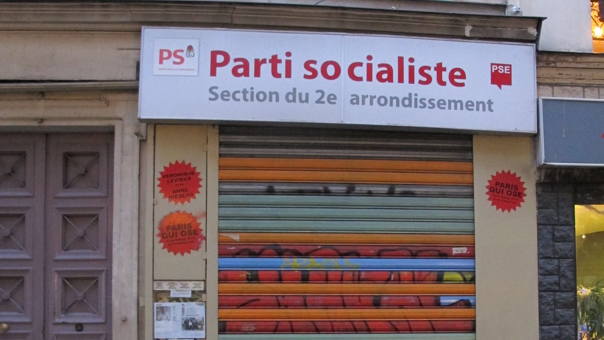 Paris'te Sosyalist Parti'nin yerel şubesi: «Parti socialiste» tabelası ve kapalı kepenk (temsili fotoğraf)