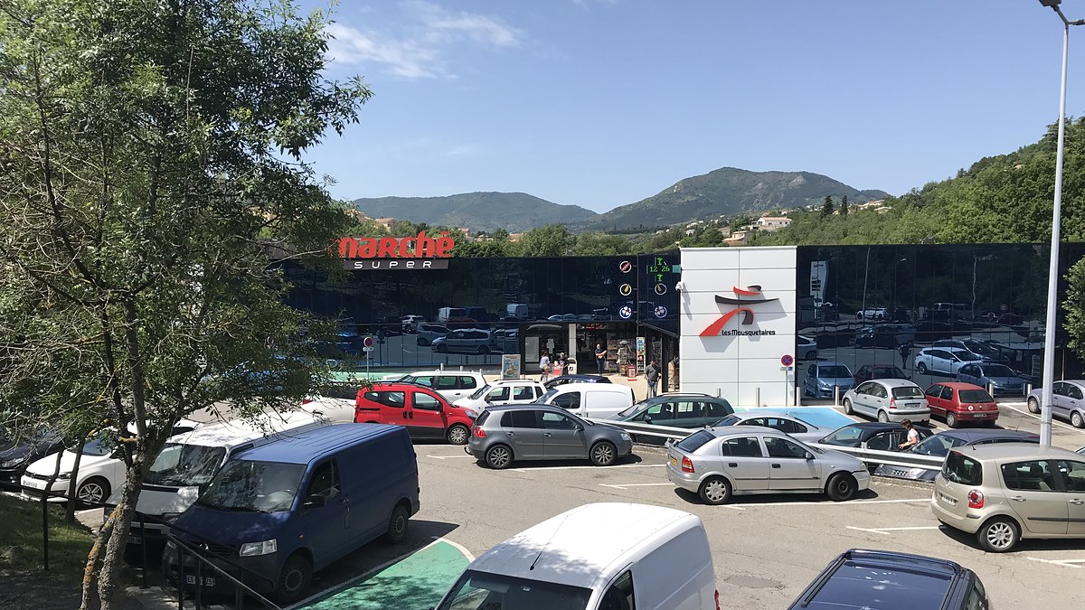Fransa'da Intermarché süpermarket cephesi ve Les Mousquetaires tabelası (temsili, 2018)