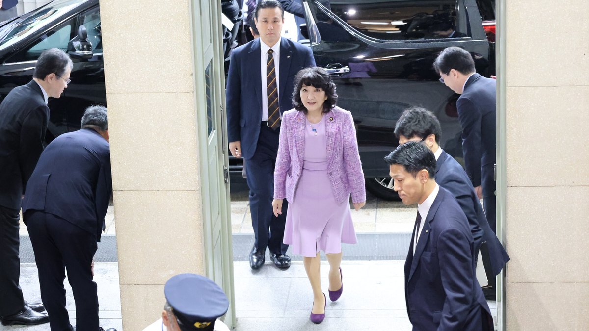 Japonya Maliye Bakanı Satsuki Katayama bakanlık binasına girerken, Ekim 2025 (arşiv, temsili)