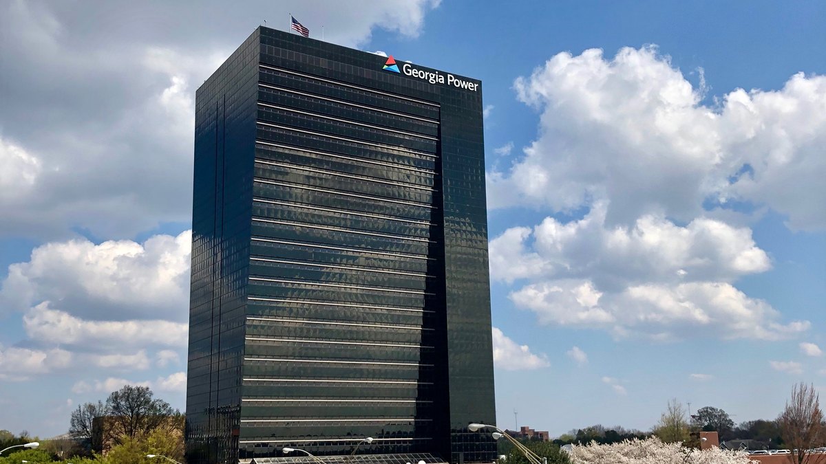 Atlanta'daki Georgia Power genel merkez binası, cephesinde Georgia Power logosu