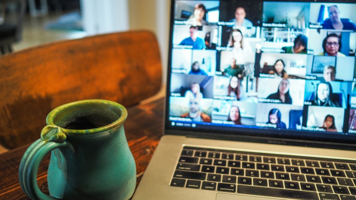 Dizüstü bilgisayarda video görüşmesi — temsili editoryal fotoğraf; Google Gemini ürün ekranı veya olay görüntüsü değildir