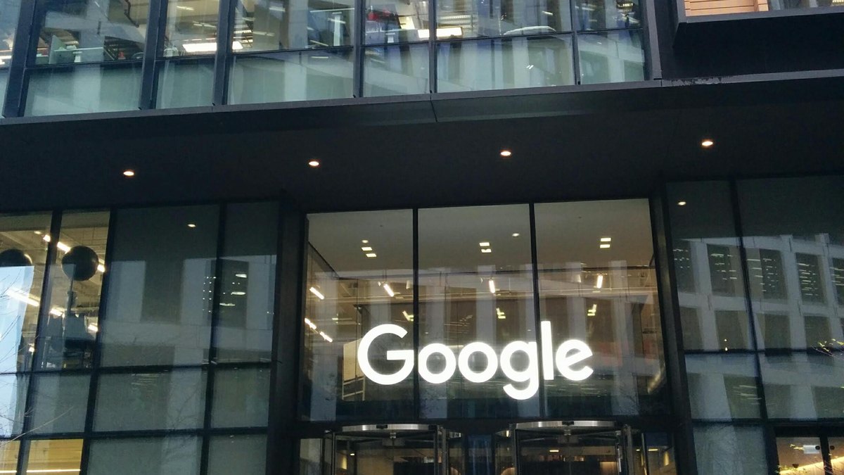 Londra'da Google ve Google DeepMind'ın bulunduğu 6 Pancras Square binasının girişindeki Google tabelası; temsili fotoğraf (2017)