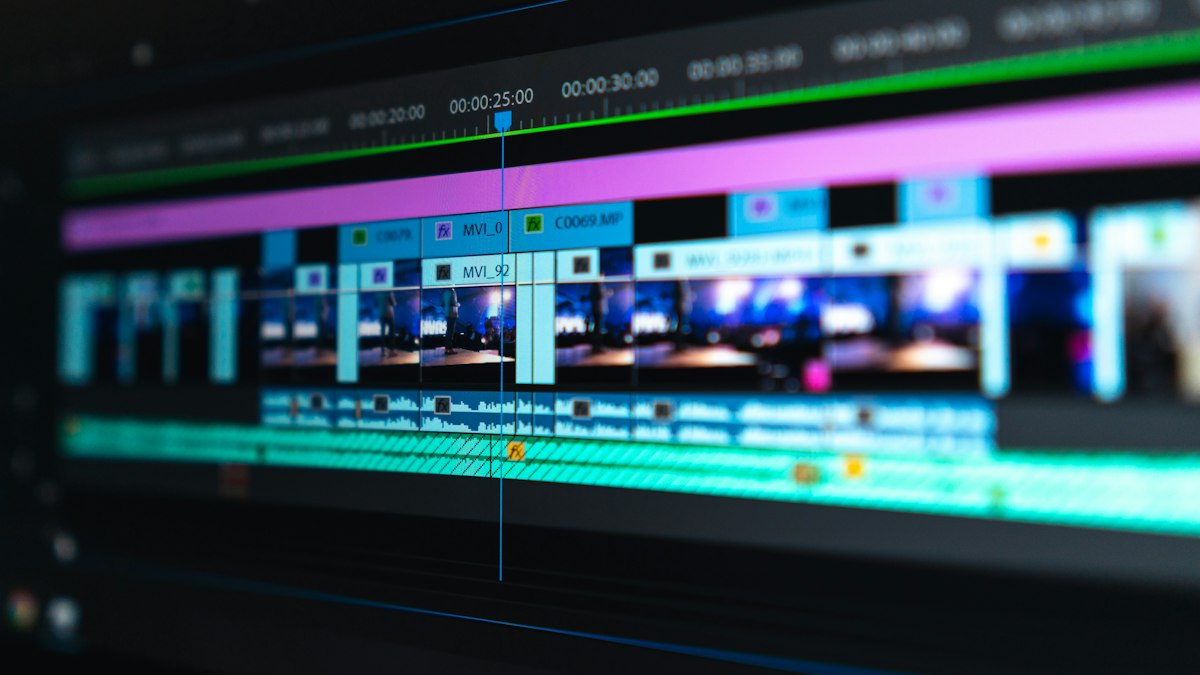 Temsili video düzenleme masası — editoryal stok fotoğraf; Google Vids veya Gemini Omni ürün ekranı değildir