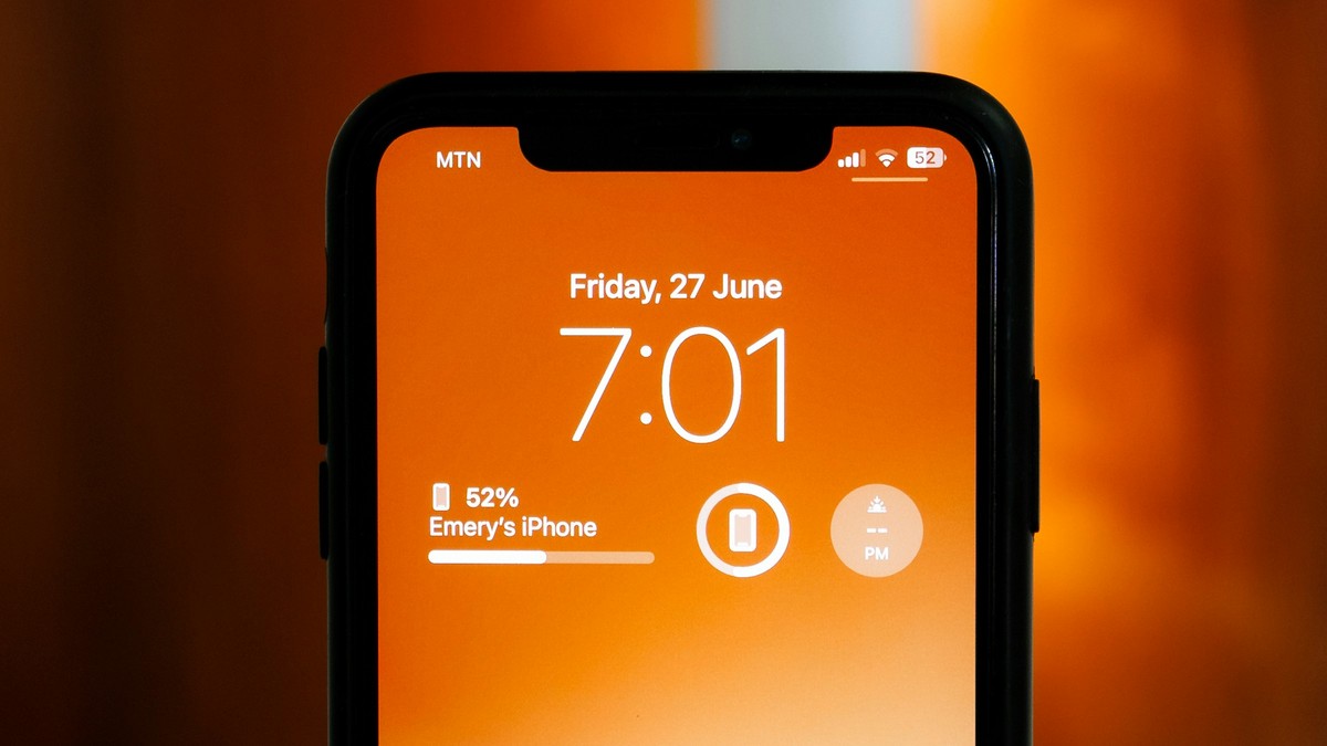 Kilit ekranında tarih ve saat görünen kilitli bir iPhone (temsili fotoğraf)