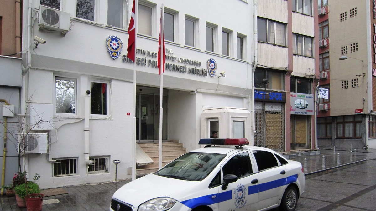 İstanbul'da bir polis merkezi önünde park hâlindeki polis aracı (temsili)