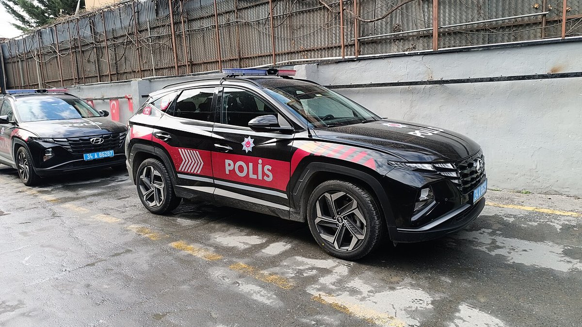 İstanbul'da park halindeki, üzerinde POLİS yazan siyah-kırmızı Türk polis araçları