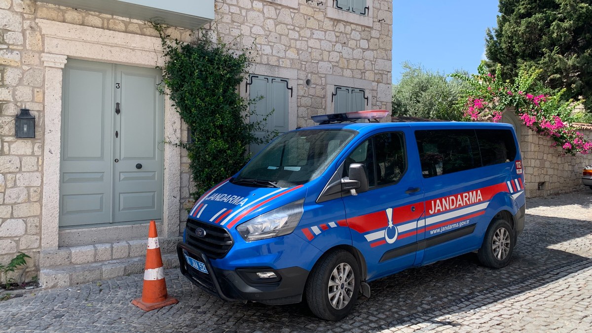 Çeşme Alaçatı'da taş bir evin önünde park hâlindeki Jandarma minibüsü (temsili)