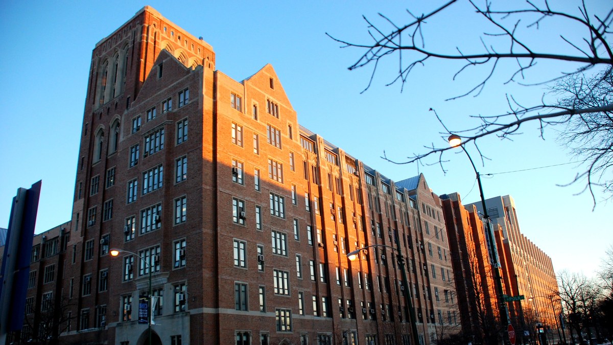 Chicago'da Illinois Chicago Üniversitesi (UIC) Tıp Fakültesi'nin kırmızı tuğla West Tower binası, mavi gökyüzü altında