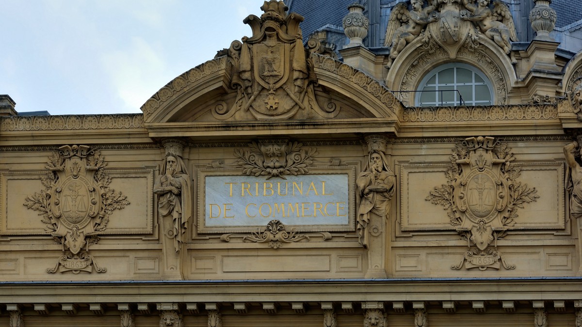Paris Ticaret Mahkemesi binasının cephesinde altın harflerle Tribunal de Commerce yazısı ve adalet terazili kabartmalar (temsili fotoğraf)