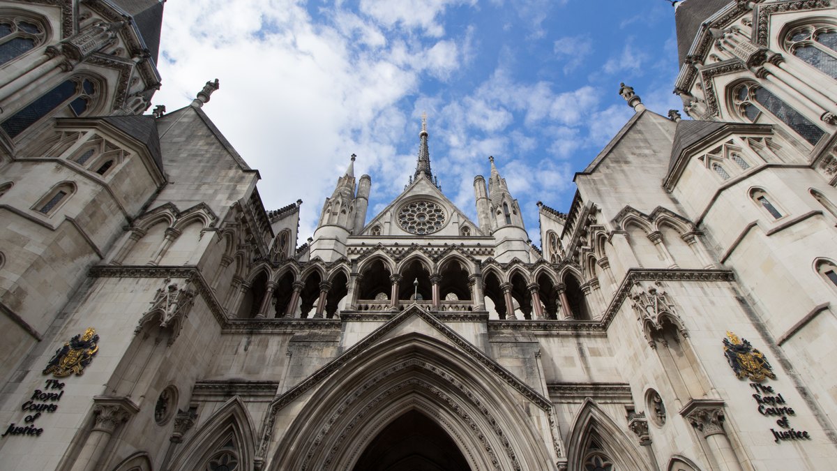 Londra'daki Kraliyet Adalet Sarayı'nın (Royal Courts of Justice) girişi (temsili, 2017 fotoğrafı)